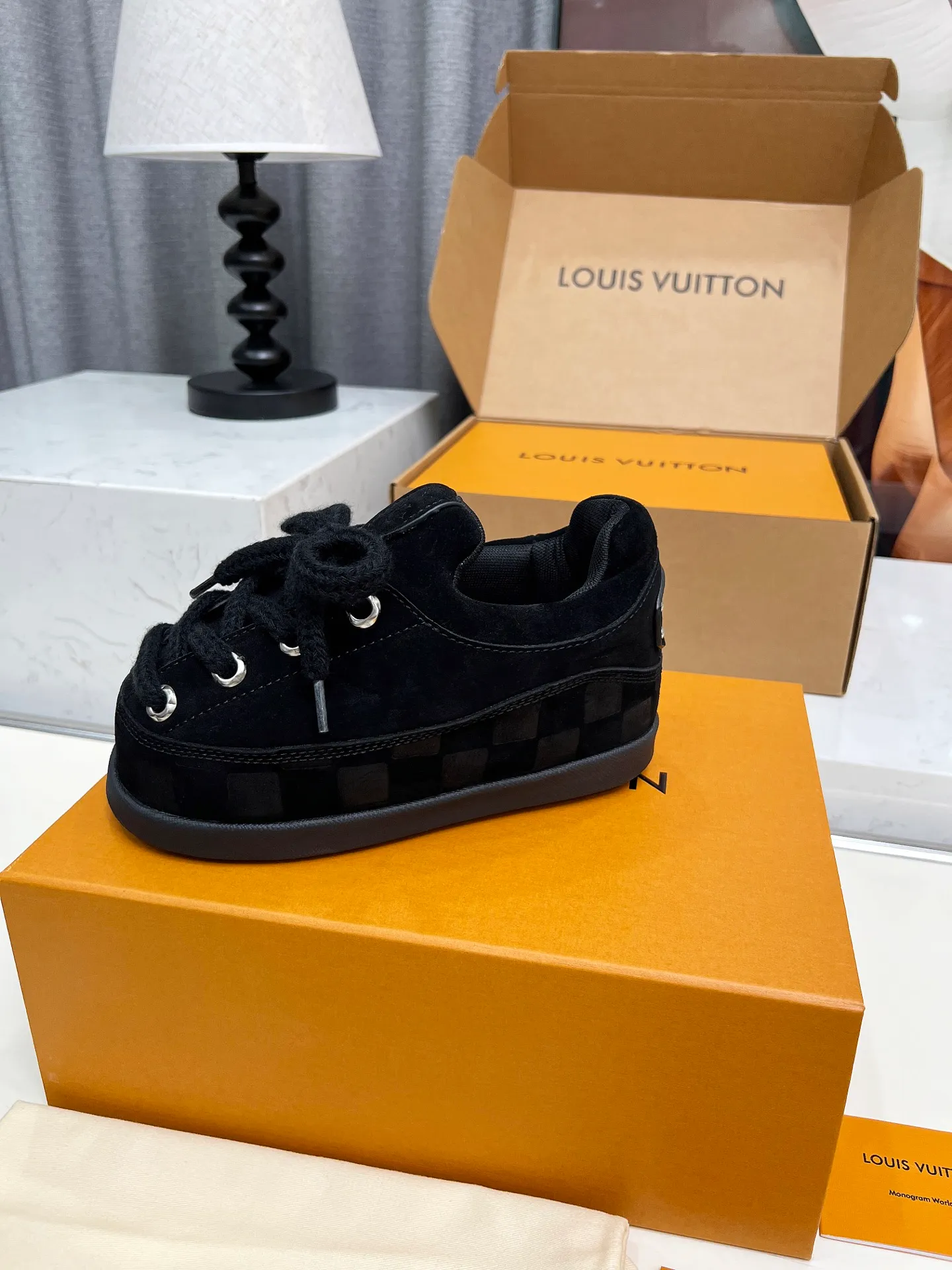 [L Family] P: 740💰 Couple model, size: women 35-41 (customized at 41 for women), 39-46 for men (customized at 45.46) The 2025 iteration of this Time Out sneaker, couple model, LV co-branded nigo, donkey brand, Louis Vuitton, ugly, cute😍Many Internet celebrities have shown off their feet, a classic and versatile item. Fabric: Imported high mercerized cow suede. Lining: high-grade elastic mesh, outsole: original molded outsole, palm print rubber outsole with hidden L letter and Monongram flower.
